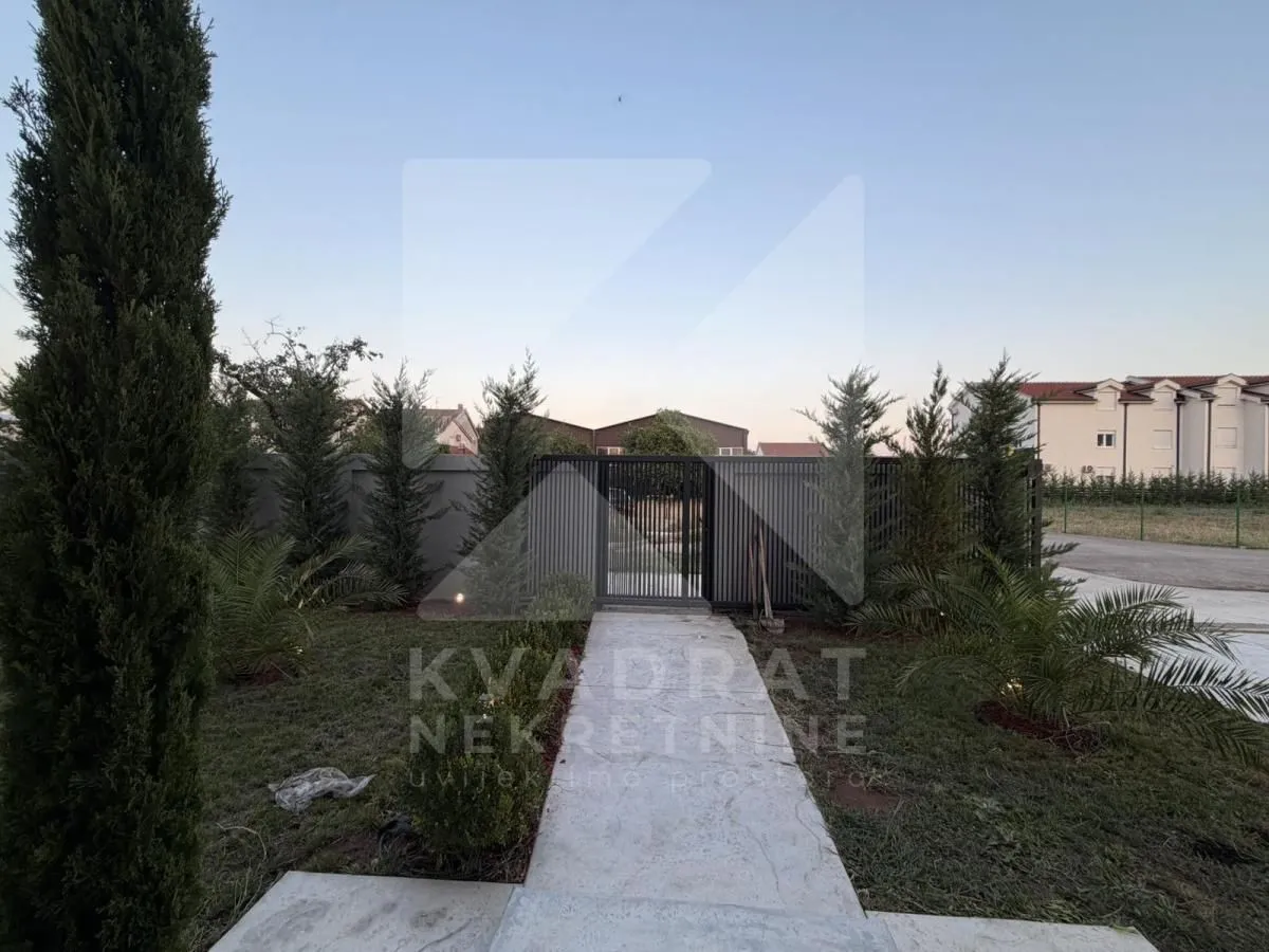 Sale, house, 225m², Gornja Gorica, Podgorica