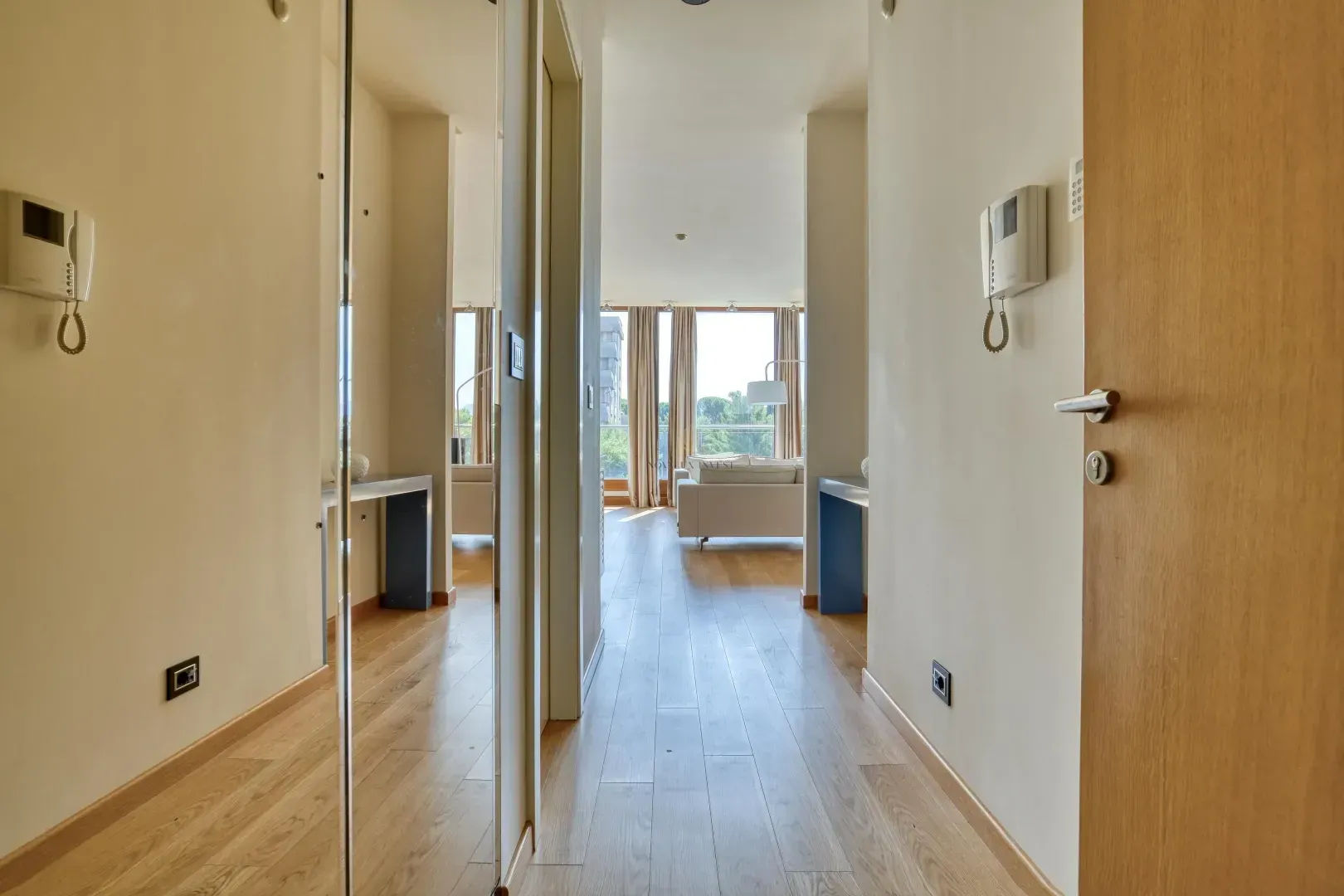 Izdavanje, dvosoban stan, 120m², Kod Capital Plaze, Podgorica