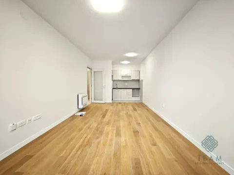 Izdavanje,  poslovni prostor, 70m2, Central Point, Podgorica