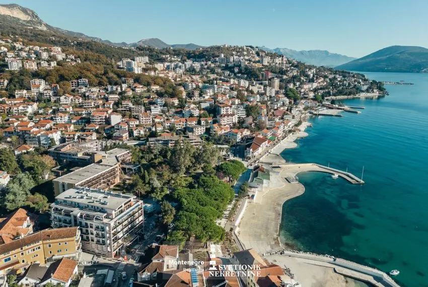 Pogled iz vazduha na obalu i grad sa morem.