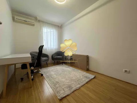 Izdavanje, trosoban stan, 90m², Obala Morače, Podgorica - image 11