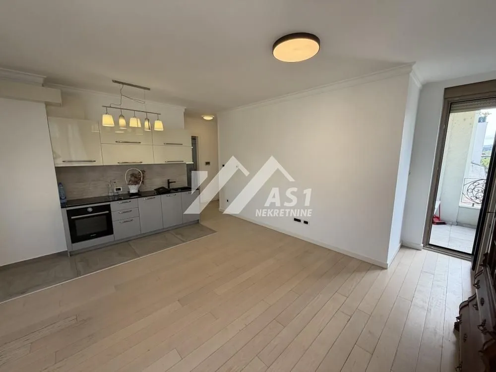 Izdavanje, trosoban stan, 57m², Novi Sad Sve Podlokacije, Novi Sad