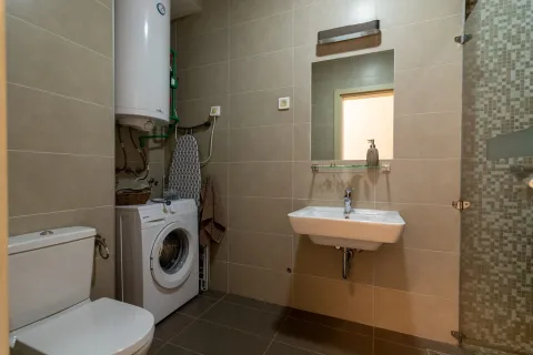 Funkcionalno kupatilo sa veš mašinom, lavaboom i ogledalom. - image 4