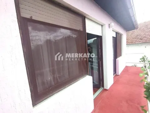 Dugačka terasa sa prozorima i vratima kuće. - image 17