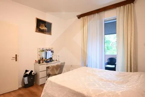 Spavaća soba sa krevetom, stočićem za šminkanje i izlazom na terasu. - image 4