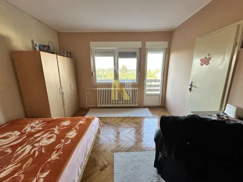 Nameštena spavaća soba sa ormanom, krevetom i prozorom koji gleda spolja. - image 5