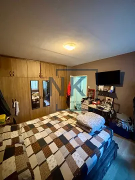 Namještena spavaća soba sa bračnim krevetom, velikim drvenim ormarom i televizorom na zidu. - image 5
