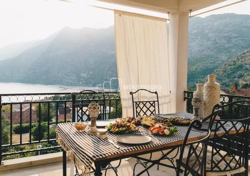 Prodaja, dvosoban stan, 110m², Risan, Kotor