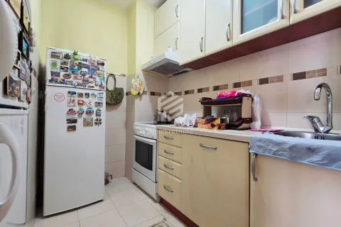 Manja kuhinja sa frižiderom, šporetom i visećim elementima. - image 15