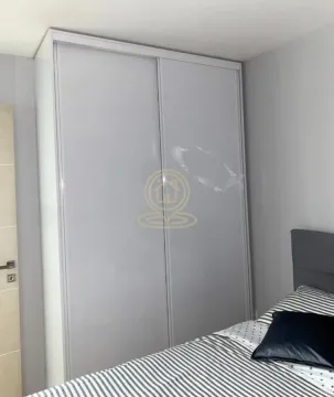Spavaća soba sa velikim ugradnim garderoberom sa kliznim vratima i bračnim krevetom. - image 6