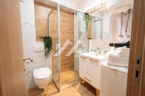Savremeno opremljeno kupatilo sa tuš kabinom, umivaonikom i WC šoljom. - image 9