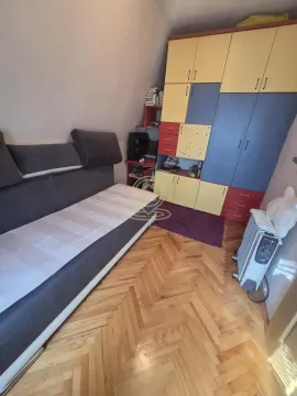 Manja soba sa kaučem, velikim plakarom i parketom na podu. - image 8