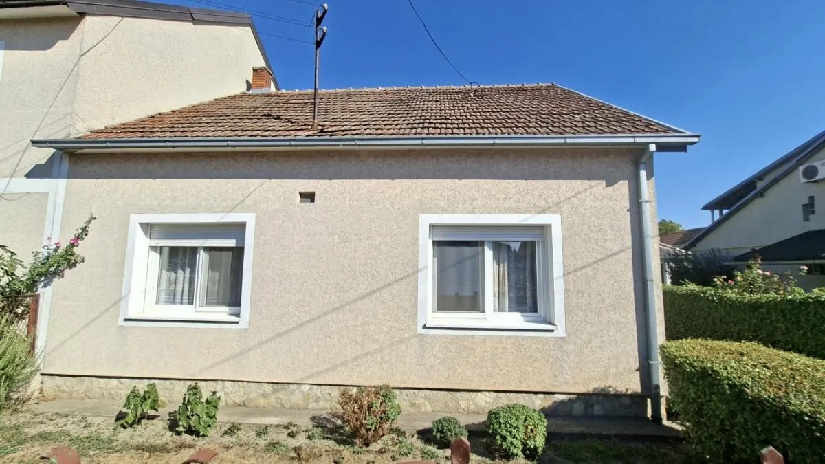Pogled na spoljašnji deo kuće sa fasadom i krovom.
