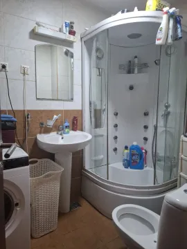 Kupatilo sa tuš kabinom i lavaboom. - image 6