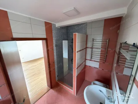 Kupatilo obloženo keramičkim pločicama sa tuš kabinom. - image 14