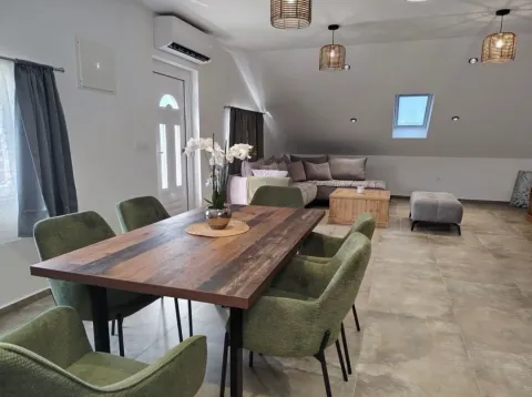 Prostrana dnevna soba sa trpezarijom i modernim namještajem. - image 5