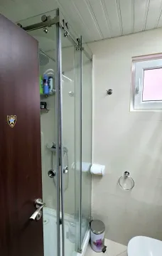 Kupatilo sa tuš kabinom sa staklenim paravanom i prozorom. - image 6