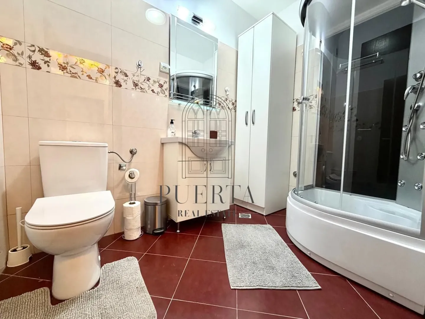 Kompaktno opremljeno kupatilo sa tuš kabinom, umivaonikom i wc šoljom.