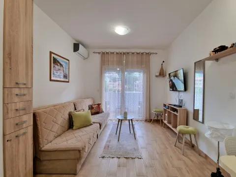 Izdavanje, garsonjera, 34m², Budva, Crna Gora - image 1