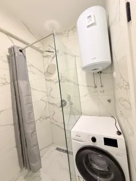 Manje kupatilo sa tuš kabinom, bojlerom i veš mašinom. - image 12