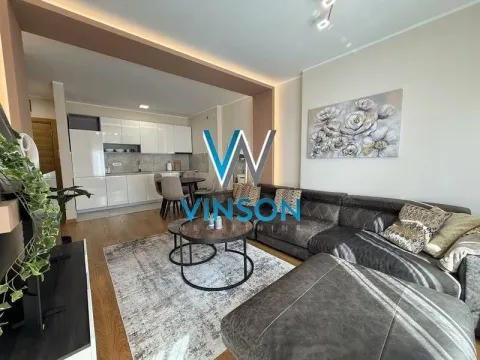 Dnevna soba sa garniturom i pogledom na kuhinju u pozadini. - image 12