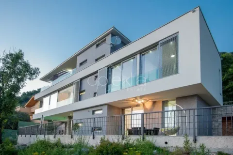 Eksterijer moderne višespratne kuće sa velikim prozorima i terasom. - image 2
