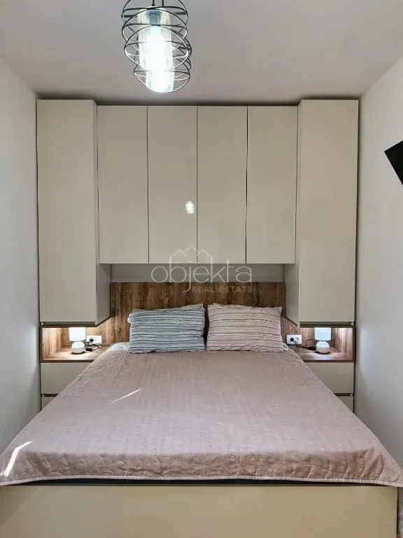 Furnished bedroom with a double bed and built-in wardrobes.