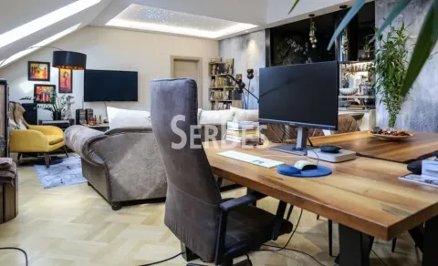 Prostrani dnevni boravak sa radnim stolom i kuhinjom u pozadini. - image 7