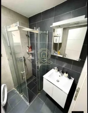 Moderno opremljeno kupatilo sa tuš kabinom i umivaonikom. - image 4