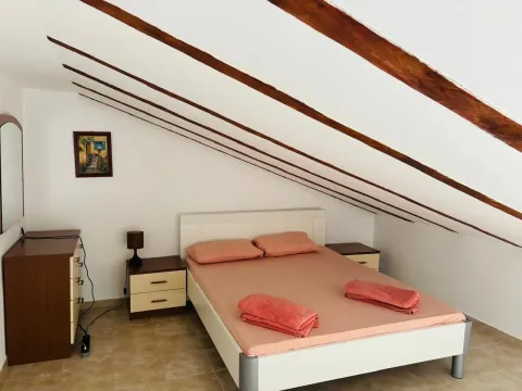 Potkrovna spavaća soba sa bračnim krevetom i drvenim gredama. - image 14