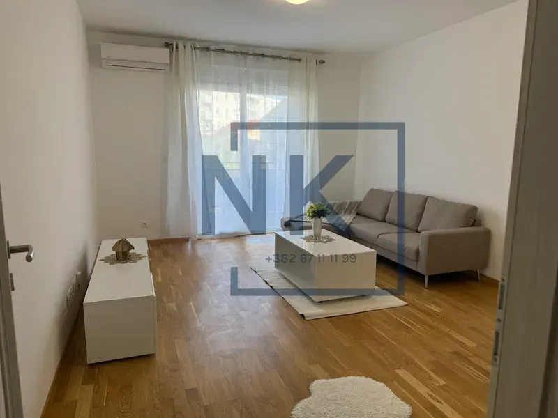 Dnevna soba sa garniturom za sjedenje i izlazom na terasu.