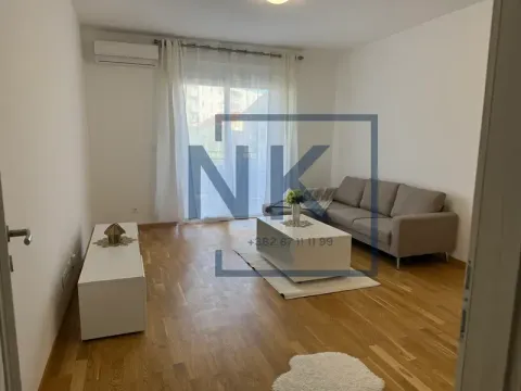Dnevna soba sa garniturom za sjedenje i izlazom na terasu. - image 4