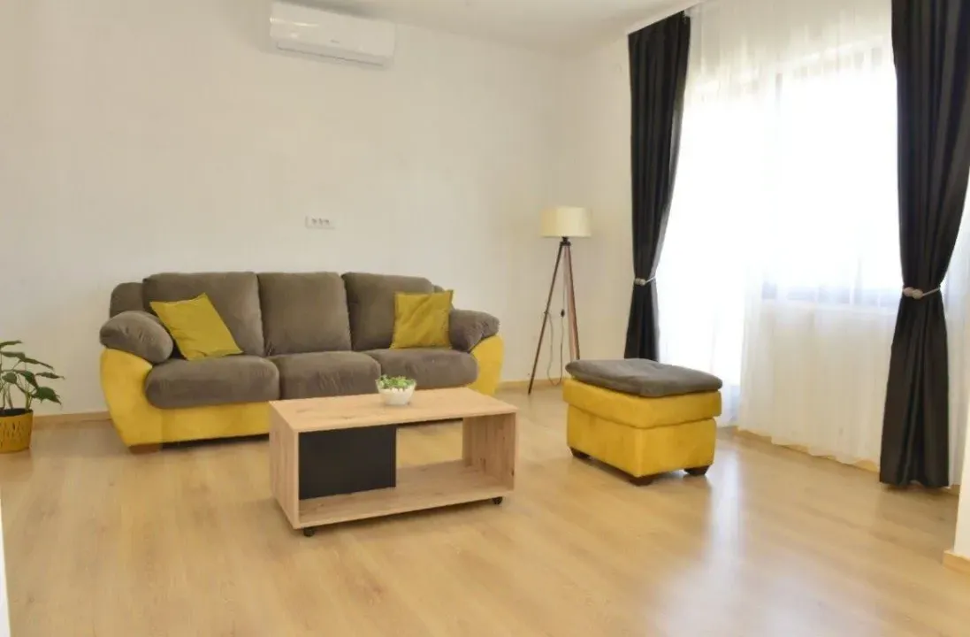 Izdavanje, četvorosoban stan, 208m², Tivat, Crna Gora