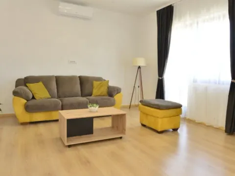 Izdavanje, četvorosoban stan, 208m2, Tivat Izdavanje, četvorosoban stan, 208m2, Tivat