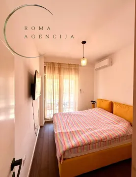 Manja spavaća soba sa bračnim krevetom, TV-om i izlazom na terasu. - image 7