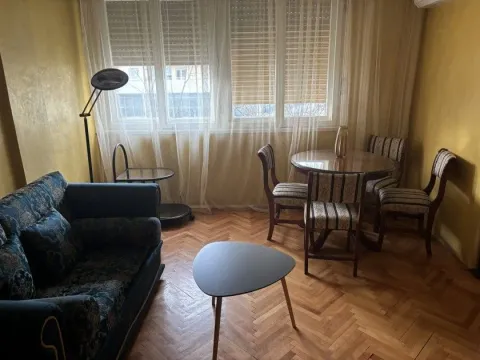 Dnevna soba sa garniturom, trpezarijskim stolom i parketom. - image 3