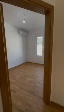 Prazna soba sa parketom i klima uređajem. - image 6