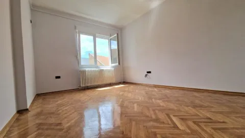 Prazna soba sa parketom i prozorom. - image 3