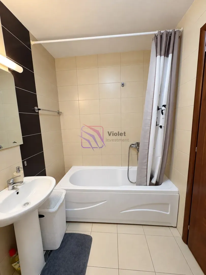 Bathroom equipped with a bathtub, washbasin, and mirror.