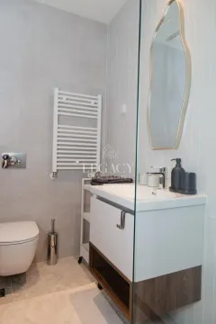 Moderno opremljeno kupatilo sa umivaonikom, WC šoljom i ogledalom. - image 6