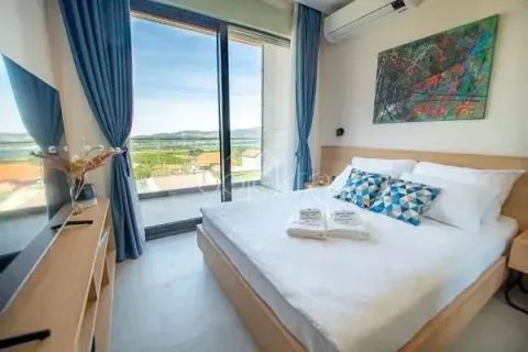 Moderna spavaća soba sa bračnim krevetom i velikim staklenim zidom i pogledom na prirodu. - image 5