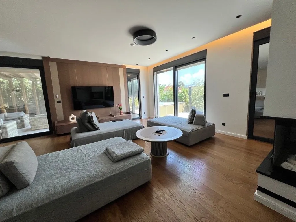 Izdavanje, kuća, 230m², Gornja Gorica, Podgorica