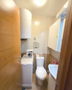 Manje kupatilo sa WC šoljom, umivaonikom, bojlerom i mašinom za veš. - image 4
