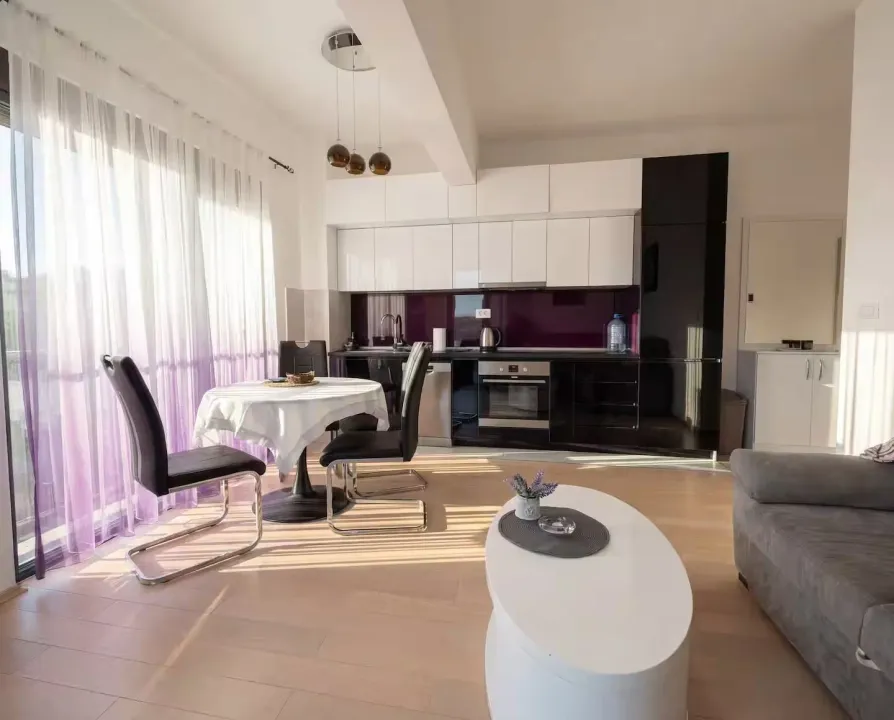 Izdavanje, dvosoban stan, 56m², Bečići, Budva