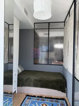 Manja spavaća soba sa krevetom, ugradnim garderoberom sa ogledalom i pregradnim staklenim zidom. - image 14
