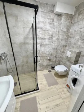 Moderno opremljeno kupatilo sa tuš kabinom, wc šoljom i veš mašinom. - image 10