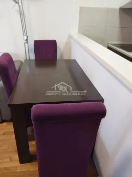 Trpezarijski sto sa ljubičastim stolicama i pogledom na kuhinju. - image 6