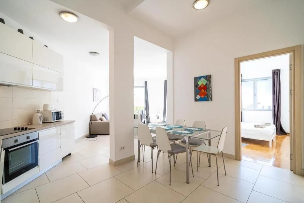Prodaja, dvosoban stan, 84m², Morinj, Kotor