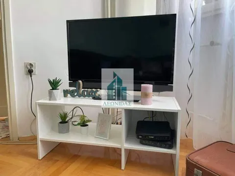 TV komoda sa televizorom i ukrasnim detaljima u dnevnoj sobi. - image 4