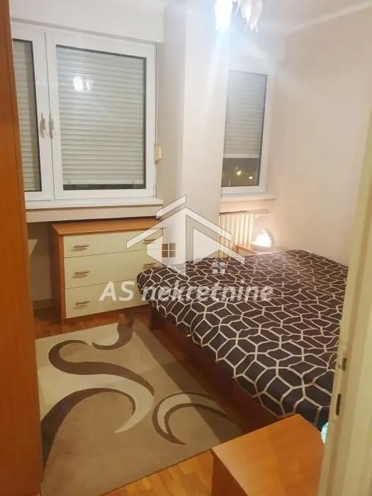 Izdavanje, trosoban stan, 70m², Novi Beograd Blok 33, Novi Beograd Sve Podlokacije